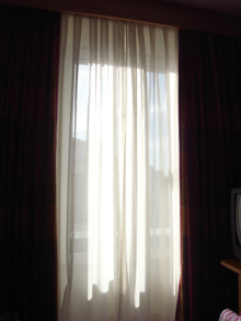 ホテルの部屋の夕方の窓