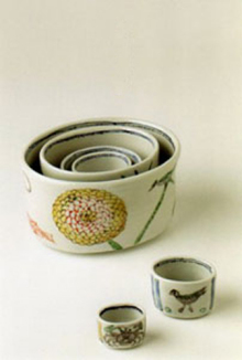 入れ子になった色絵の器<br>絵がかわいい!