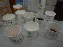 銘々の紙コップに名前を書くのだが<br>このコップが面白い。